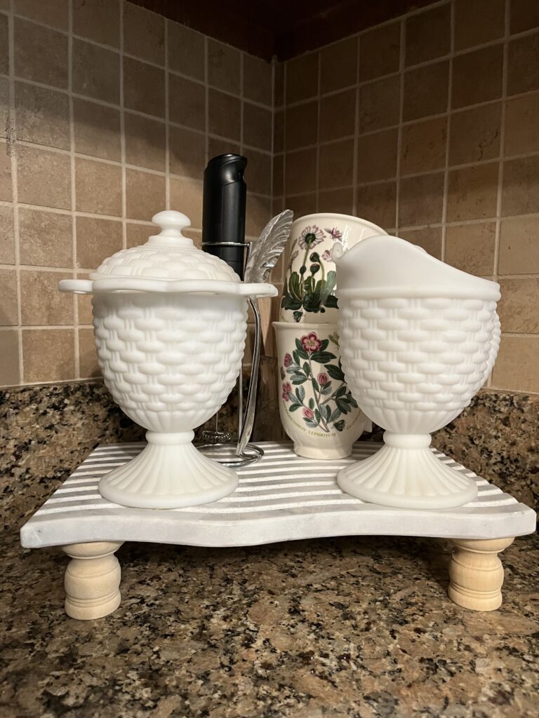 Marble stand with natural feet